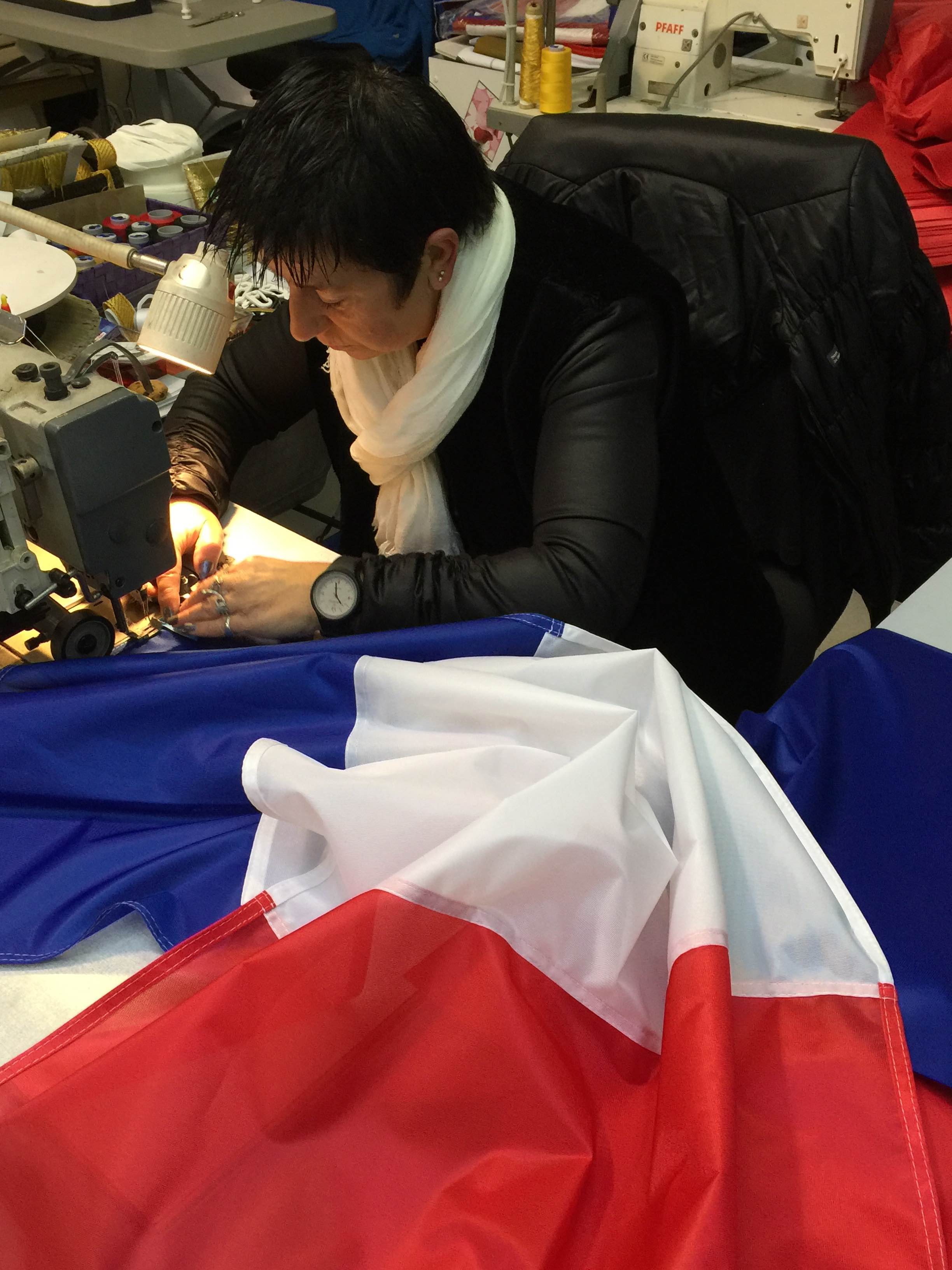 Afflux de commandes de drapeaux tricolores chez Doublet