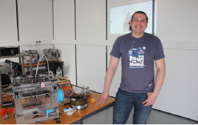 Initier la population à l’usage des nouvelles technologies liées à l’industrie