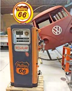 IL RESTAURE LE MONDE DE L’AUTOMOBILE