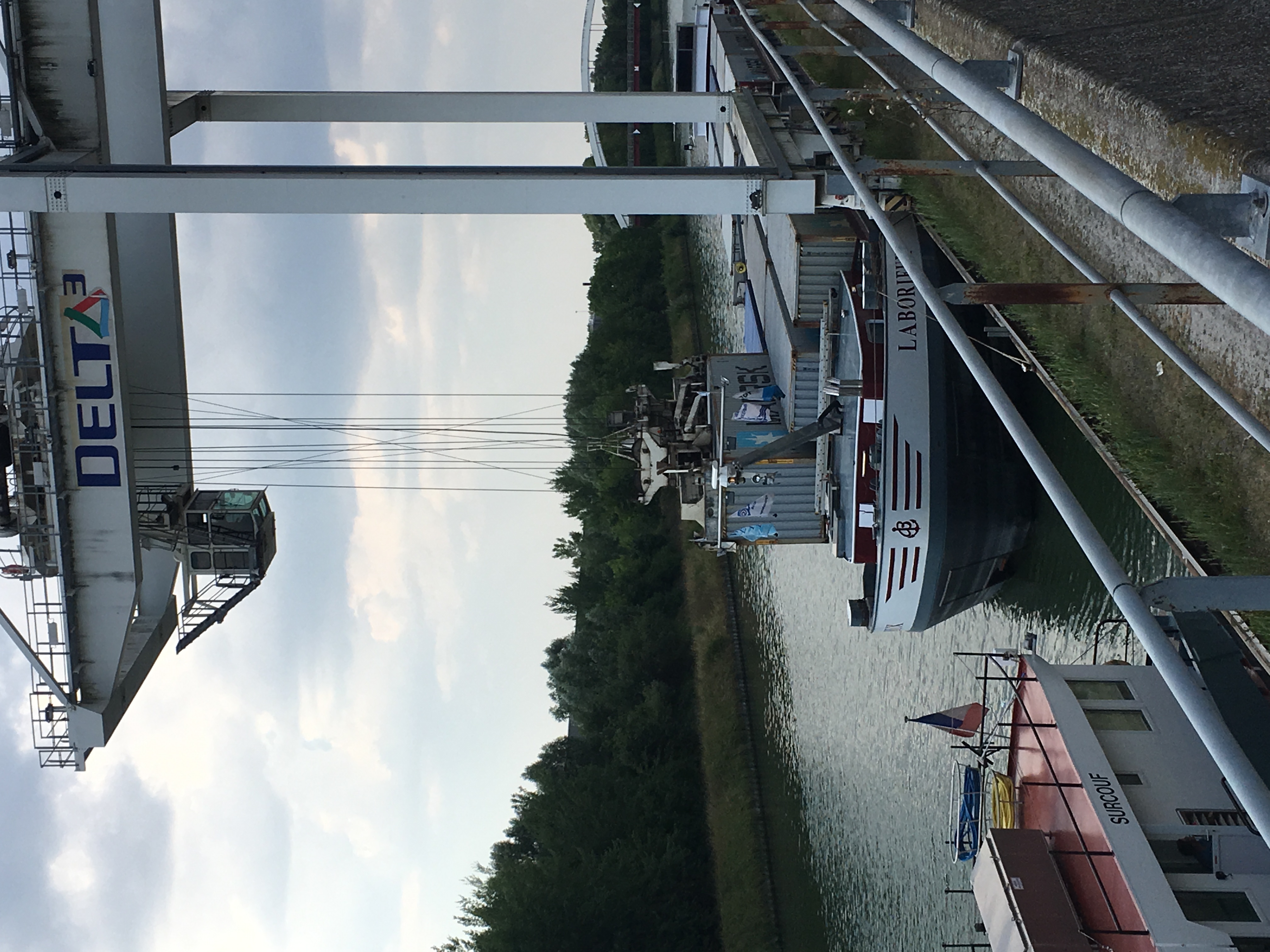 Decathlon teste le transport de conteneurs par voie d’eau