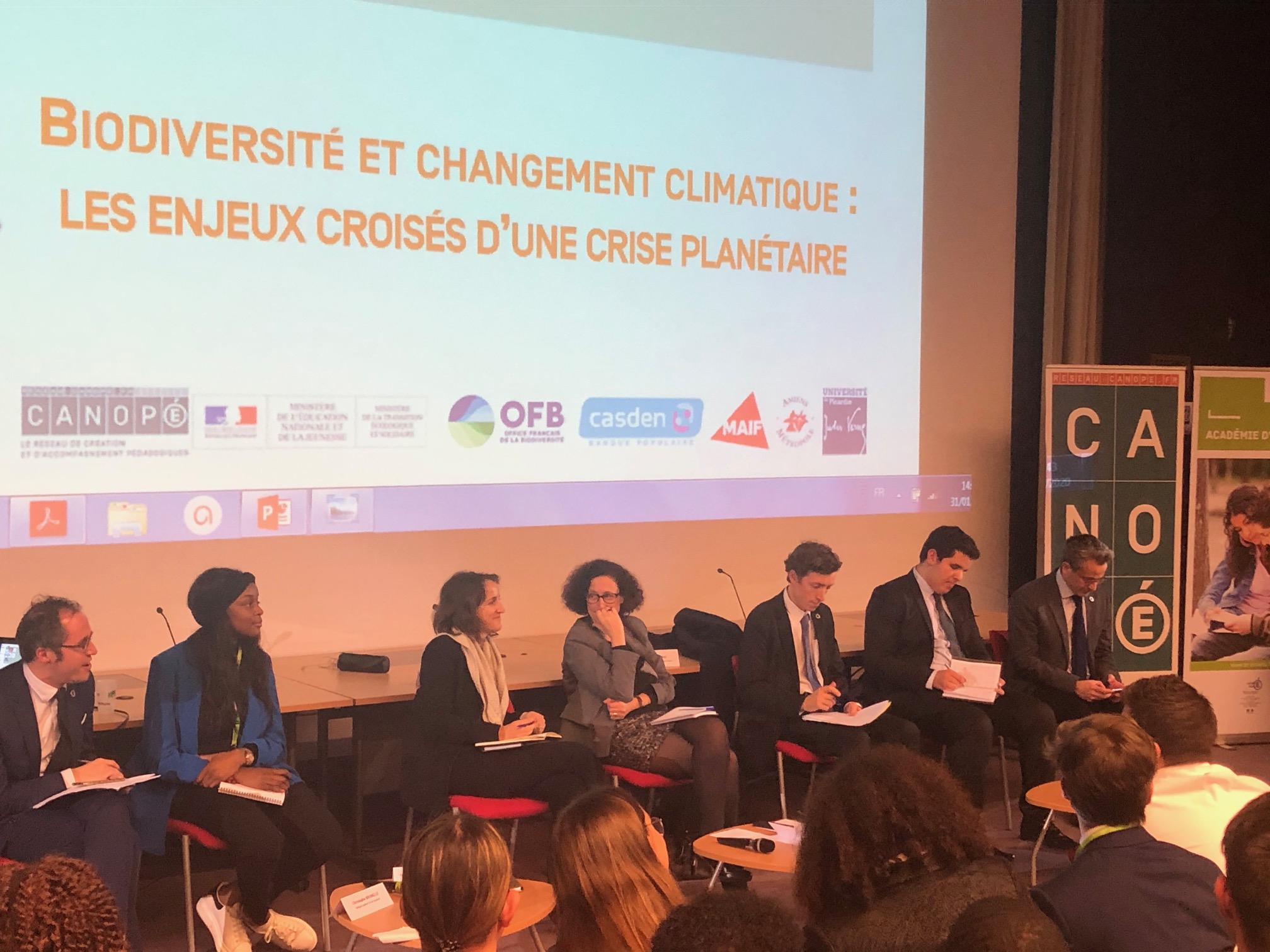 La ministre et les jeunes pour la planète à Amiens