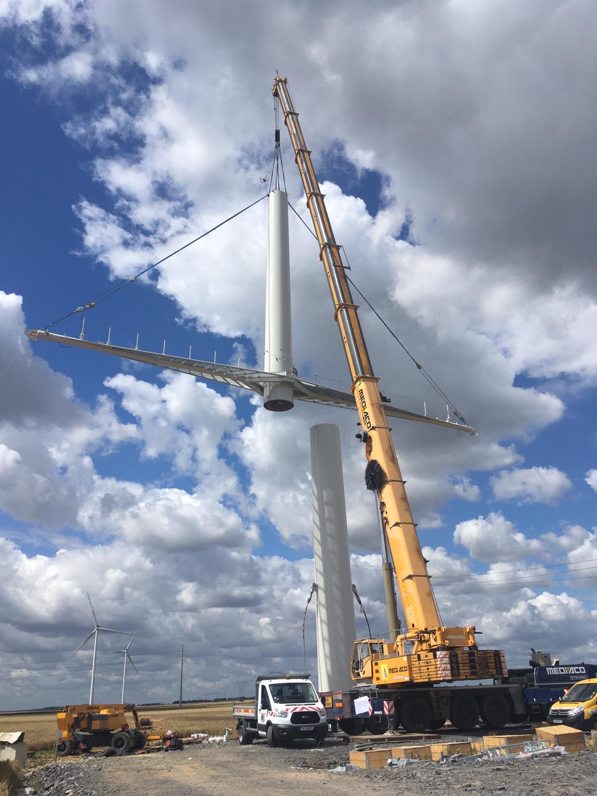 RTE pose le premier pylône «Equilibre» à Flers-en-Escrebieux