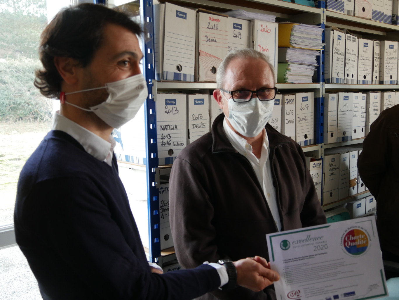 (à g.) Andy Sprimont, futur repreneur et Emile Drouet, actuel dirigeant de BC 10 lors de la remise du Label Charte Qualité. (@Aletheia Press / MR)