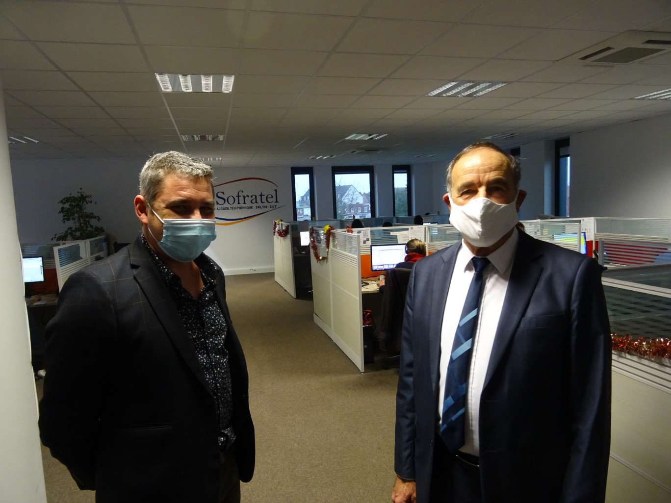 Julien Dusart (à gauche) est le responsable d'activités de Sofratel, centre d'accueil téléphonique, Christian Vautrin son fondateur et directeur.