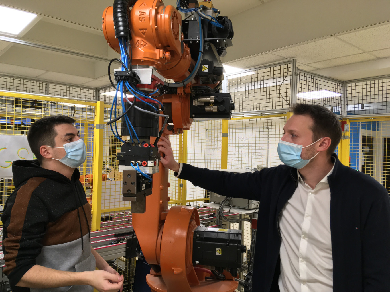 Louis Delporte, premier salarié de Virobotic et Nicolas Cazy à l’Esiee. (@ Aletheia Press / DLP)