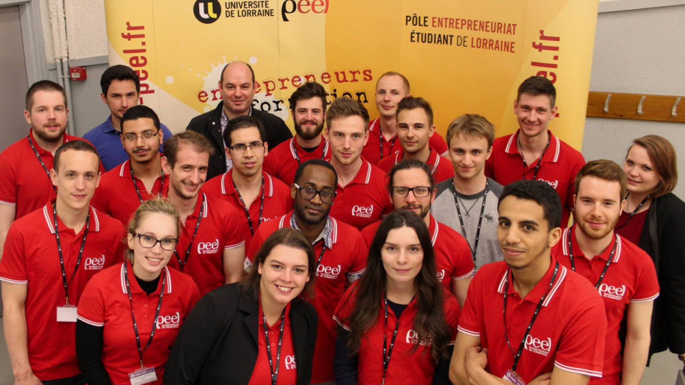 La photo date d'avant la crise. Mais la motivation demeure. Le PeeL, c'est une décennie d'investissement, le pari de l'humain et de l'innovation et un probant succès.