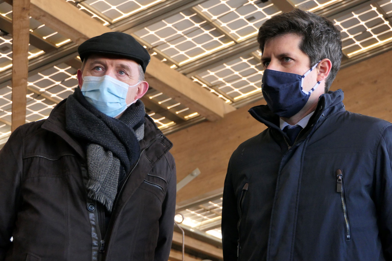 Luc Vermeulen (à gauche) et Julien Denormandie (à droite), en discussion à la Cuma d’Élincourt. (@Aletheia Presse / Matthieu Guillot)