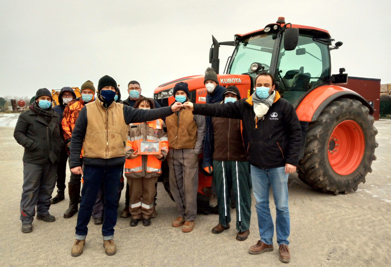 Remise des clés du tracteur au CFPPA-UFA par Dimitri Viart, responsable des ventes Loxagri machinisme, en présence de l’équipe de formation «Travaux de conduite et entretien des engins agricoles» et des formateurs en agroéquipement.