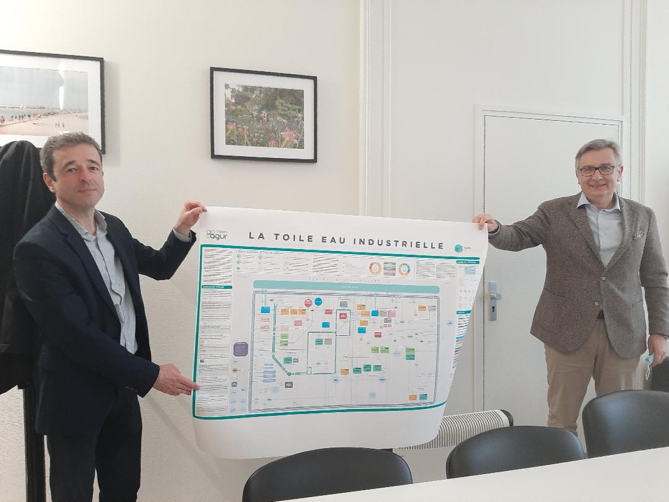 Fabrice Mazouni (à gauche), directeur, et Bertrand Ringot, président du Syndicat de l'eau du Dunkerquois, exposent la Toile de l'eau© sur laquelle s'appuie Epiflex pour recenser les flux d'eau industrielle du territoire.