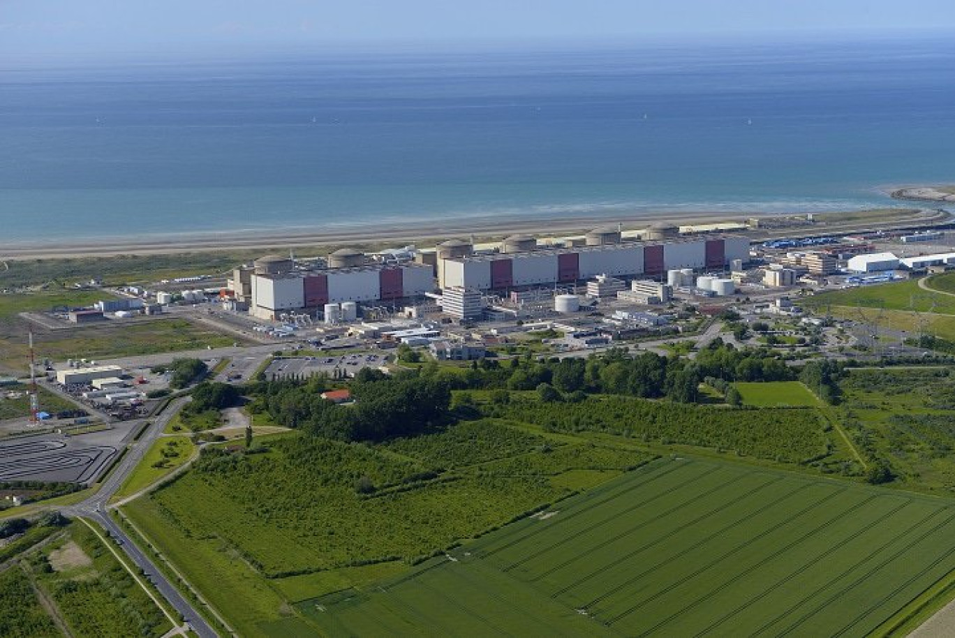 Les premiers des six réacteurs de la centrale nucléaire de Gravelines ont été mis en service fin 1980. Crédit Photo : Jean-Louis Burnod.