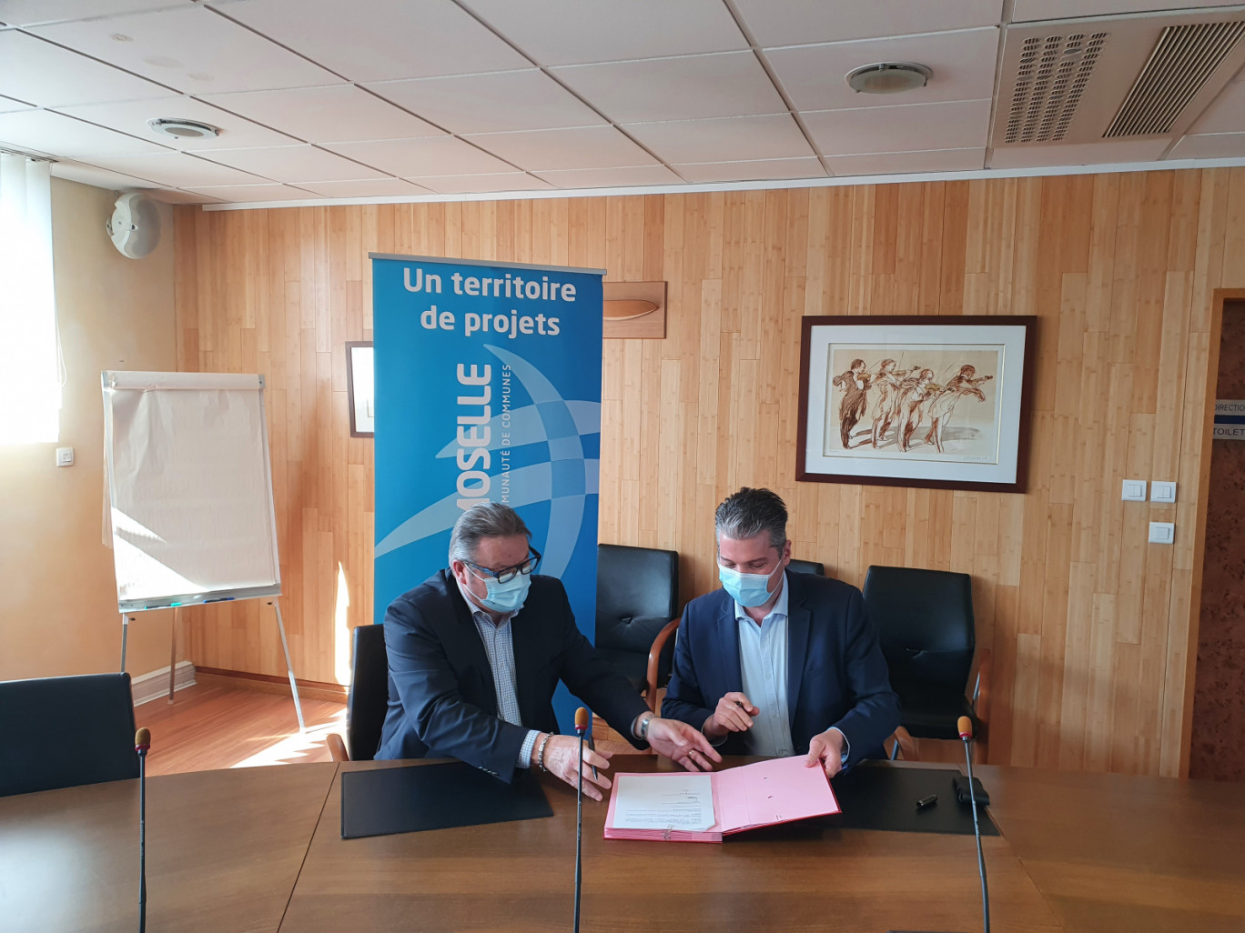 Bernard Nucci, président du CERM, et Julien Freyburger, président de l'intercommunalité Rives de Moselle, à l'heure de la signature de la convention partenariale. (c) CCRM/CERM
