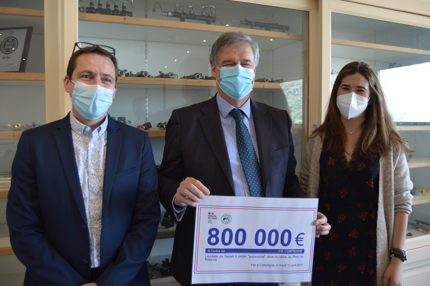 Jaume Raventos (au centre) aux côté de Gabriela Torres, contrôleuse de gestion du groupe et Philipe Mouret, directeur de la production à Compiègne.