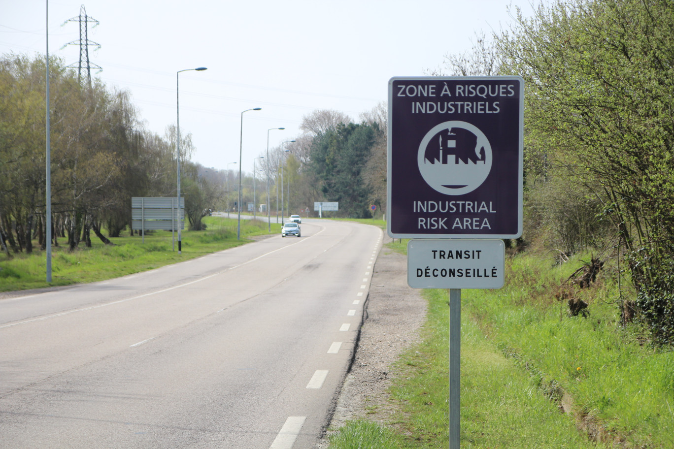 Cette signalétique participe à créer une véritable culture de sécurité partagée. En certains points, un second panneau précise « transit déconseillé » pour limiter le trafic sur la zone. (@Aletheia Press / B. Delabre)
