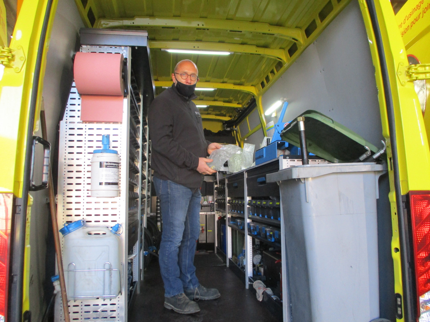 Un service de dépannage sur place est assuré grâce au camion équipé comme pour une intervention à l'atelier.