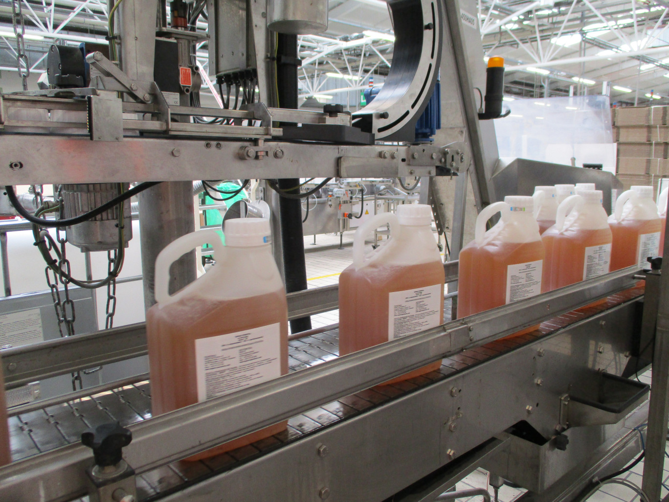 Le site Bayer de Marle est très automatisé, depuis l’entrée de la palette de bidons vides jusqu’à l’expédition des cartons pleins.