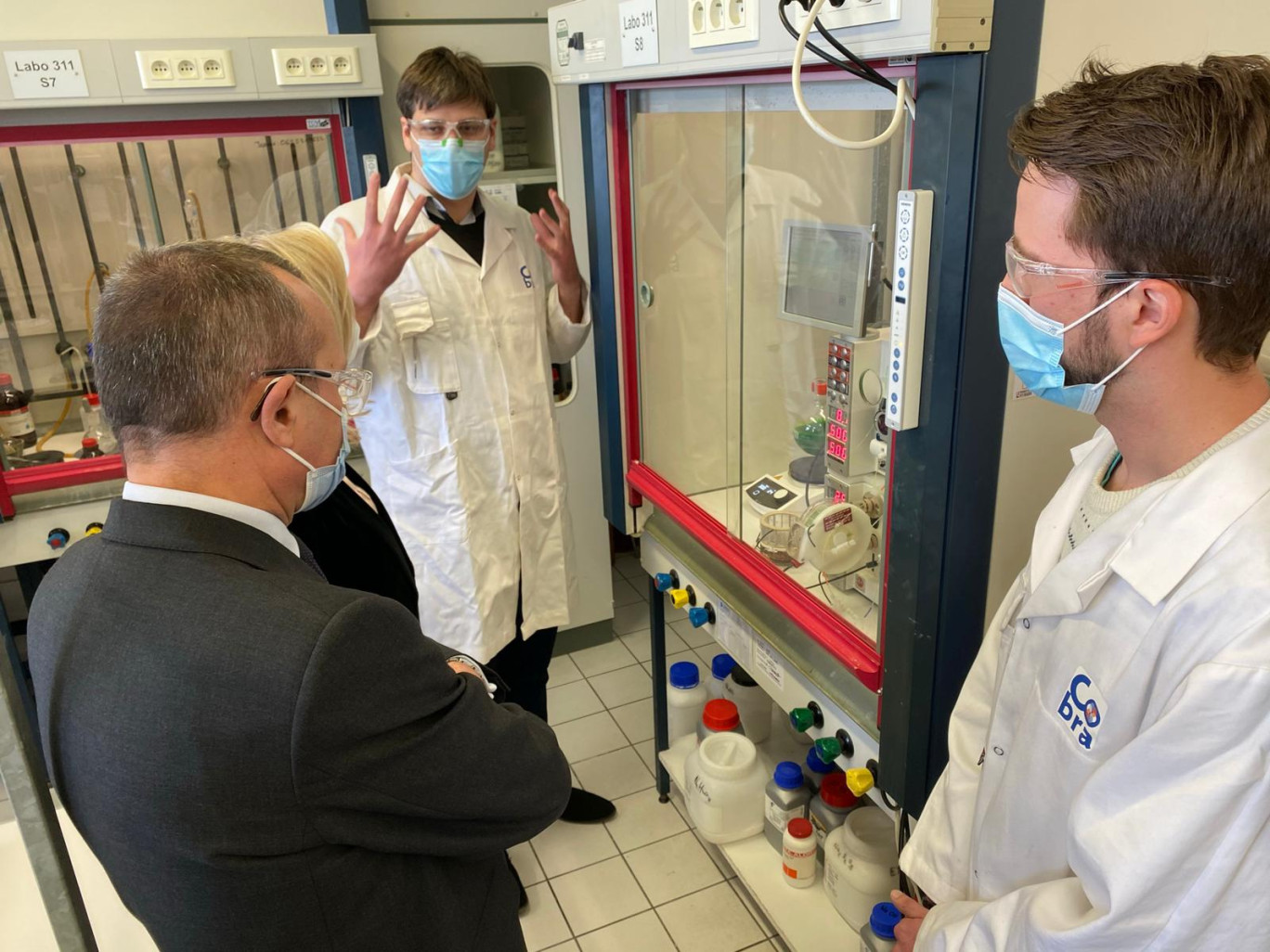 Le préfet de région et la rectrice de l'académie de Normandie sont allés à la rencontre des agents du laboratoire Cobra de l'IRCOF.