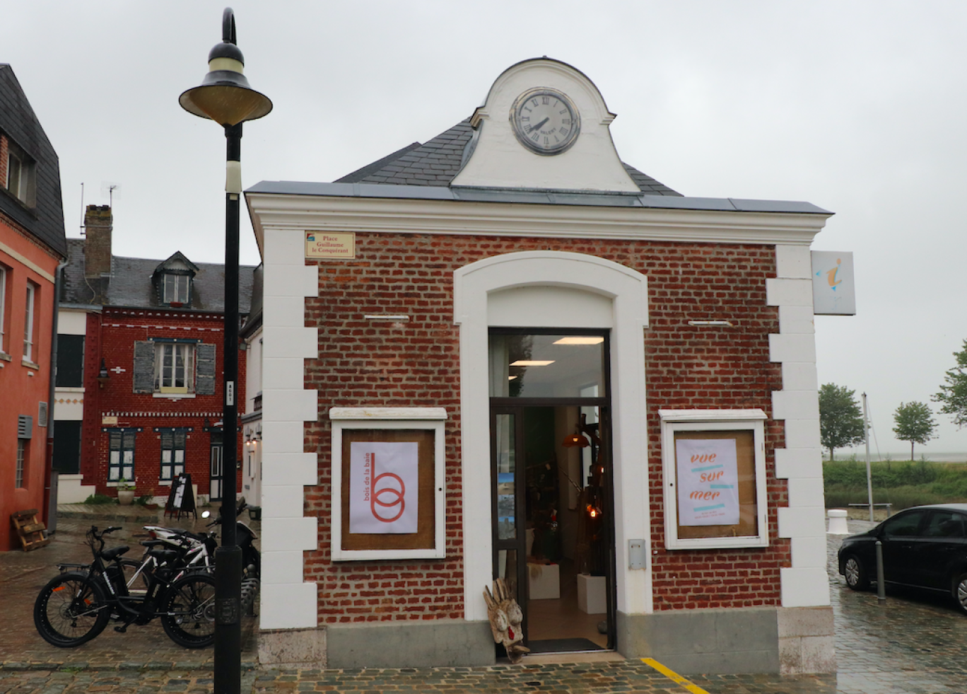 La boutique éphémère est idéalement placée, avec vue sur la baie.