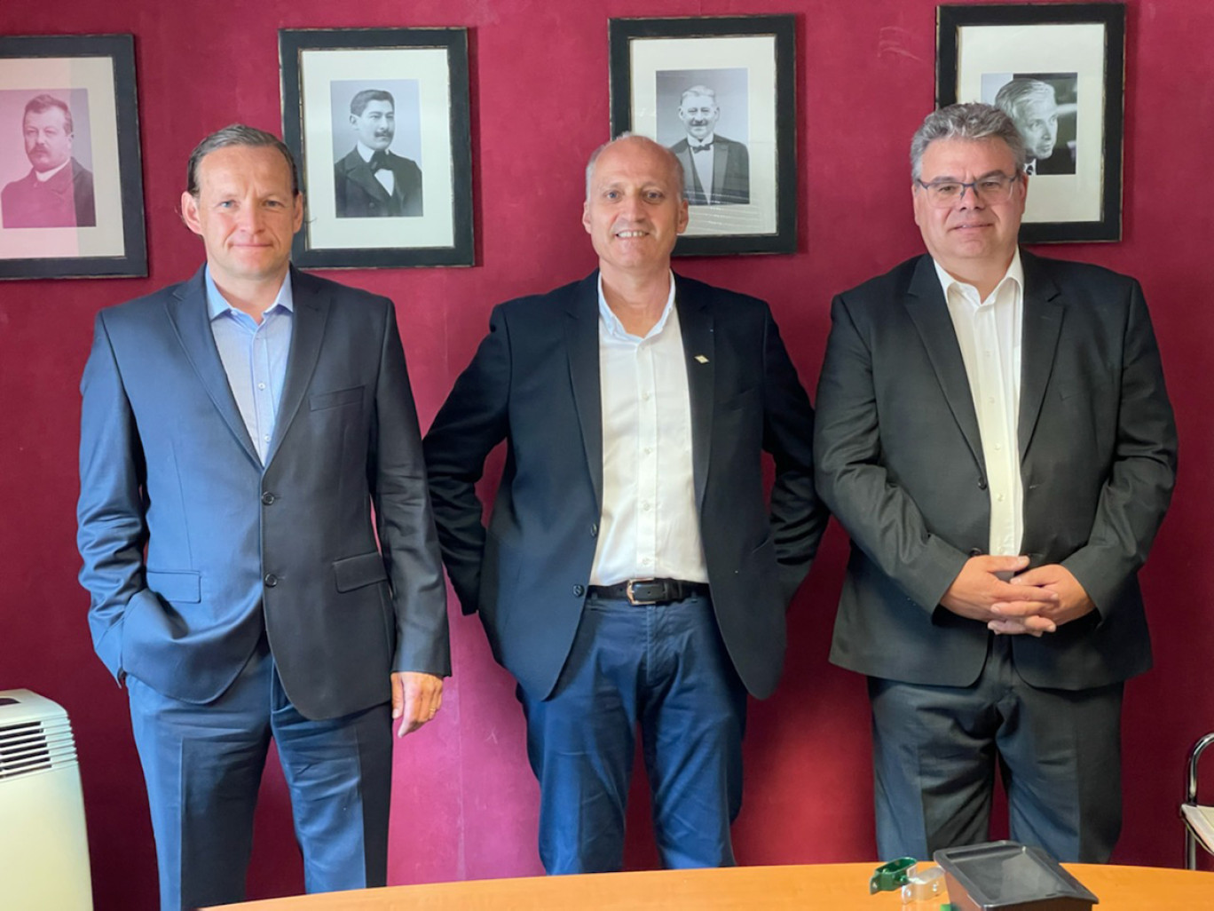 Denis Renaud, entouré de David Deflin et Jean-François Bourdon, les nouveaux pilotes de la trèflerie-pointerie Paté de Flin