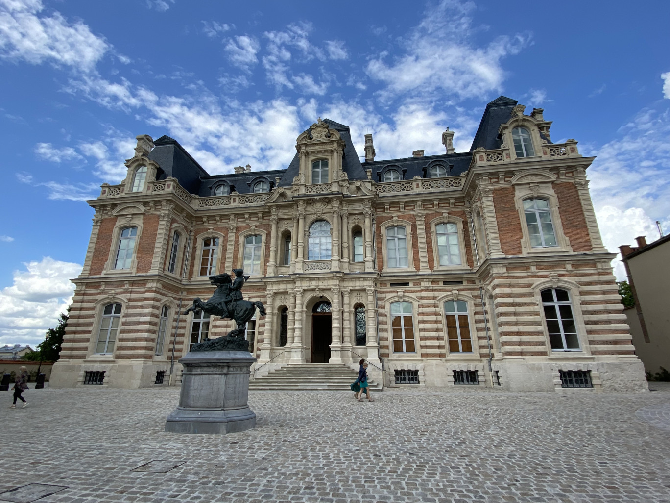 Construit en 1854 pour la Maison de Champagne Perrier-Jouët, le château Perrier accueille aujourd’hui le Musée du vin de champagne d’archéologie régionale. Après 10 ans de travaux et 23 millions d’euros d’investissement, il a été inauguré en mai 2021. Avec plus de 2 000 objets exposés, le musée raconte l’histoire du territoire champenois. © Benjamin Busson