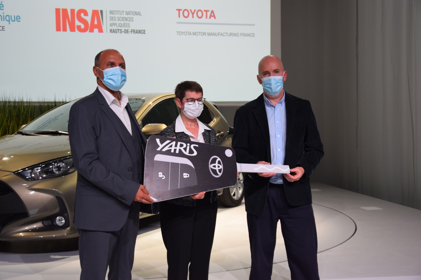 Abdelhakim Artiba, président de l’Université polytechnique Hauts-de-France, Mirentxu Dubar, directrice des relations entreprises de l’Institut national des sciences appliquées Hauts-de-France, et Jim Crosbie, président de Toyota Motor Manufacturing France. © Baptiste Régent