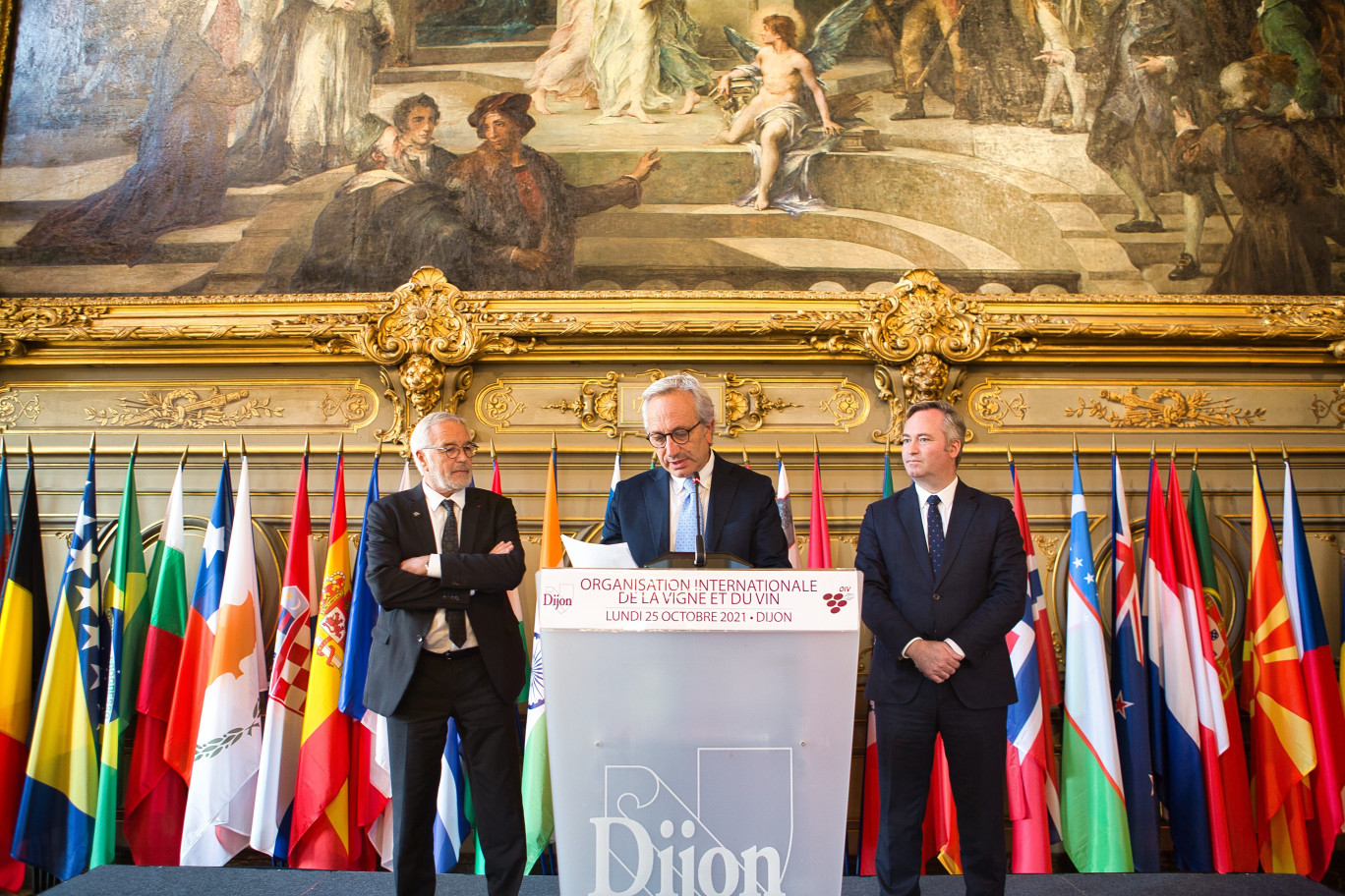 De g. à dr. : François Rebsamen, maire de Dijon et président de sa métropole, Luigi Moio, président de l’OIV, et Jean-Baptiste Lemoyne, secrétaire d'État auprès du ministre de l'Europe et des Affaires étrangères, chargé du Tourisme, des Français de l'étranger et de la Francophonie (© Aletheia Press / Arnaud Morel)