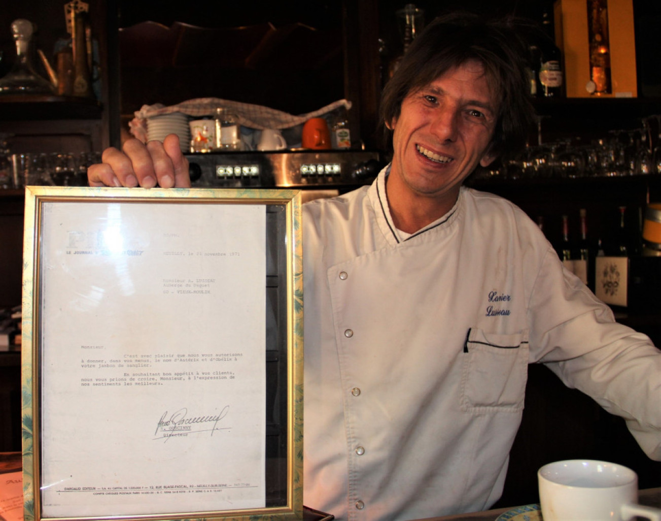Xavier Lusseau tient une lettre de René Goscinny autorisant le restaurant à utiliser l’appellation « Jambon Astérix et Obélix » dans ses menus. (© Aletheia Press / L. Brémont)