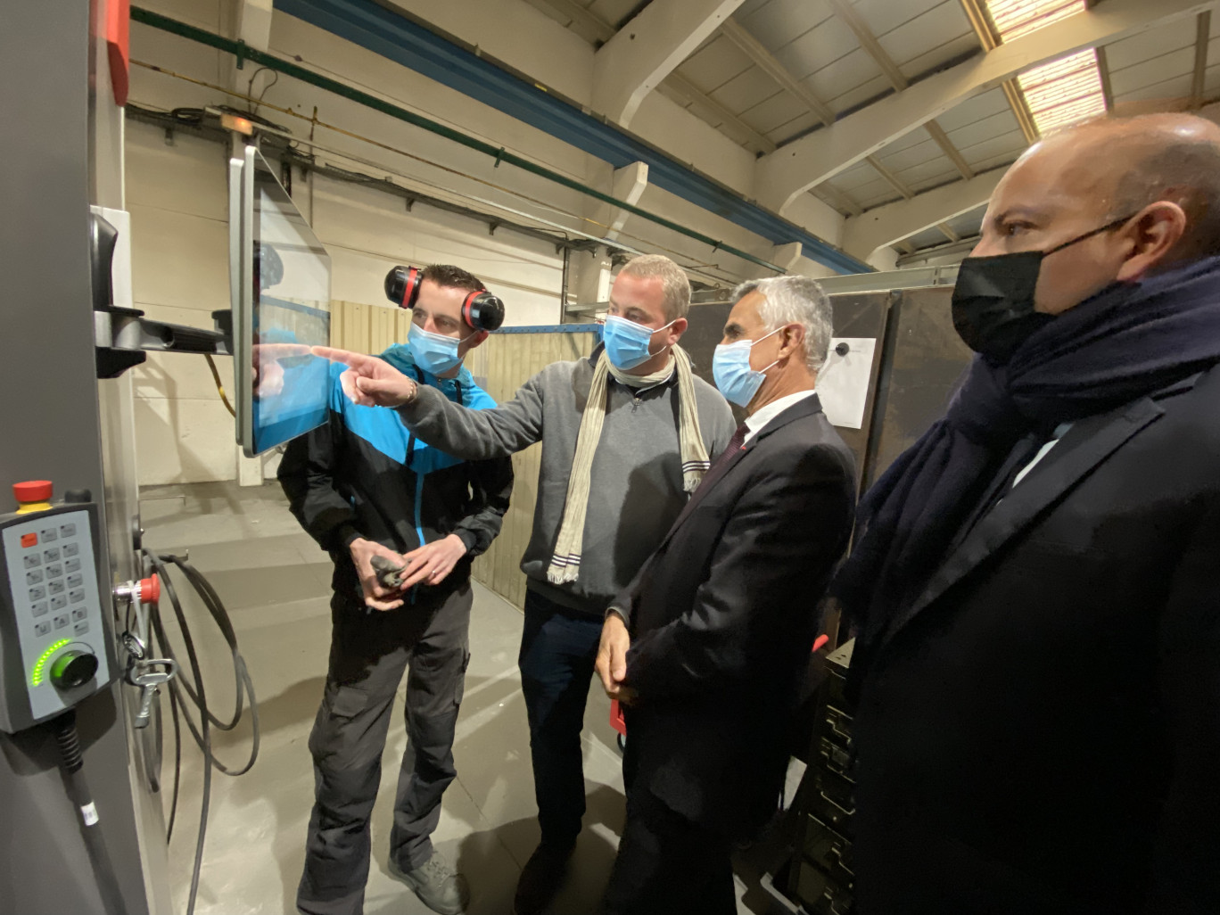 Amaury Honoré (deuxième en partant de la gauche) lors de la visite de l’entreprise, le 14 octobre. (Aletheia Press/Olivier Prud’homme).