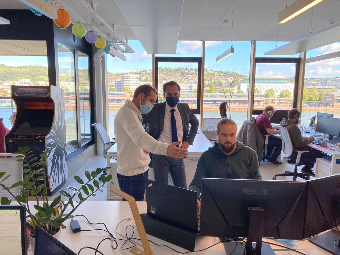 Guillaume Vassault-Houlière, fondateur de Yes we hack, a accueilli Guillaume Boudy, secrétaire général pour l'investissement, ce lundi 4 octobre. (Photo Chl.G/Gazette Normandie)