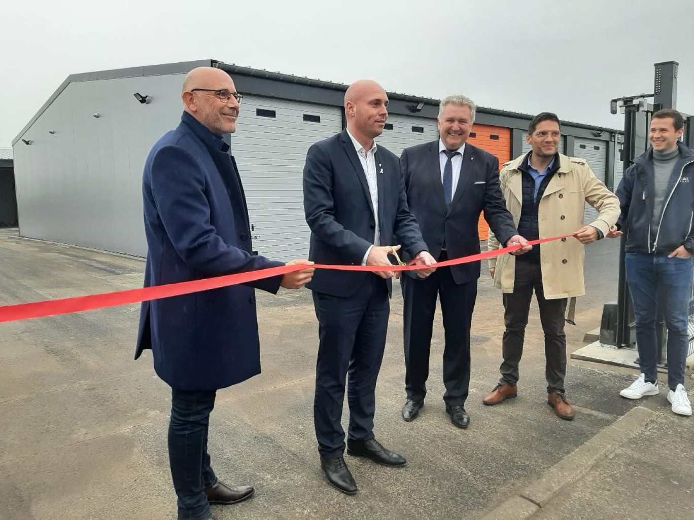 Jean-Paul Carré, directeur développement France de Storage 24 (à gauche), accompagné du maire de Cappelle-la-Grande, Julien Gokel, lors de la coupure du ruban inaugural.