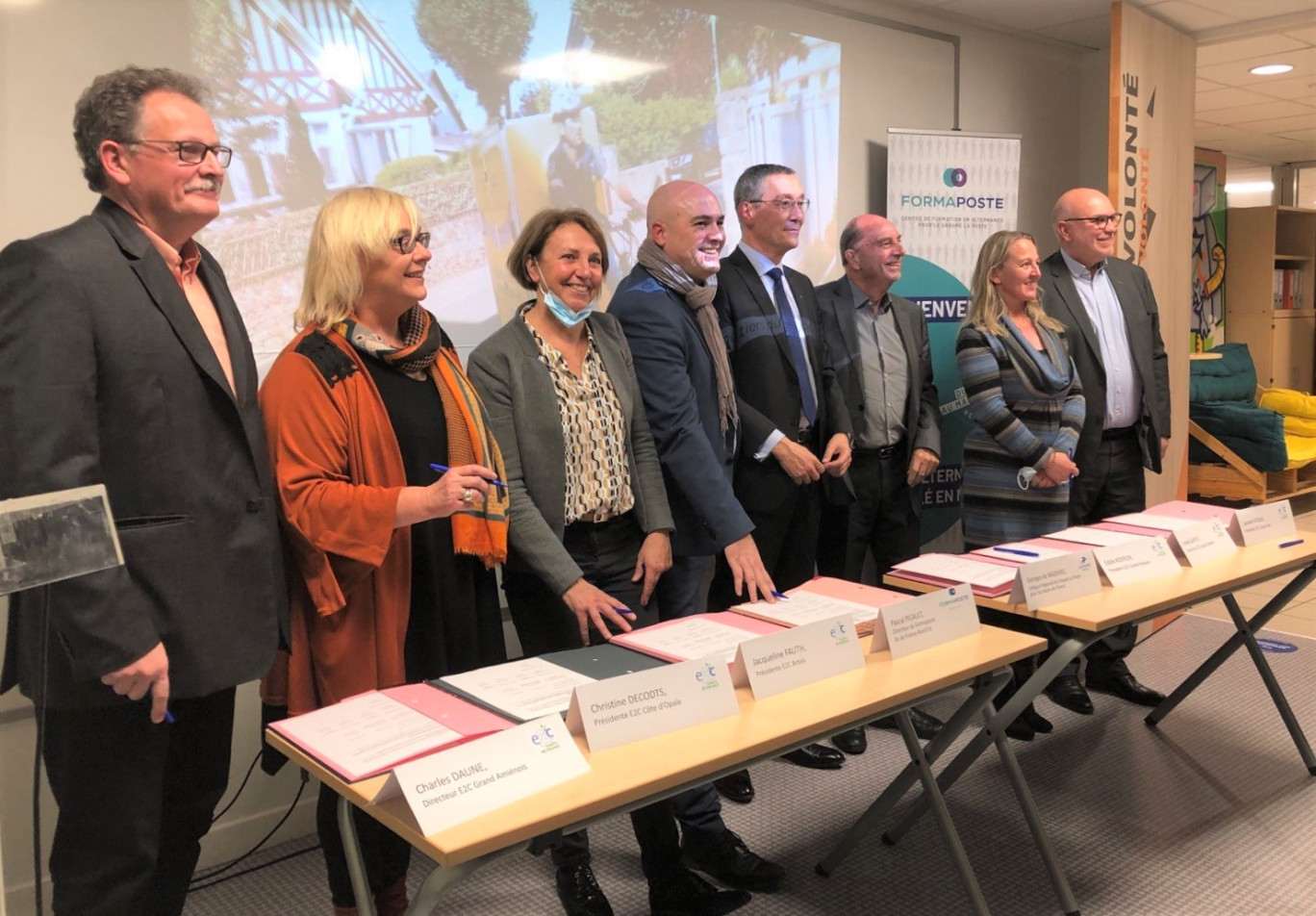 Signature partenariat entre E2C des Hauts-de-France, le groupe La Poste et Formaposte.