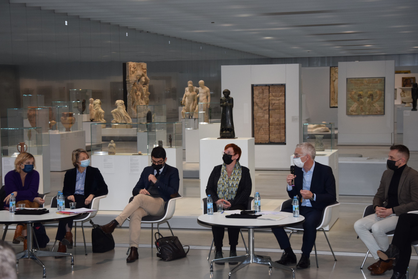 De gauche à droite : Marianne Petit, directrice de la villa Yourcenar ; Sophie Le Flamanc, directrice adjointe du musée Matisse ; Hilaire Multon, directeur régional des affaires culturelles des Hauts-de-France ; Marie Lavandier, directrice du Louvre-Lens ; Frédéric Danel, directeur régional Pôle emploi Hauts-de-France ; Gautier Verbeke, chef du service médiation du Louvre-Lens.
