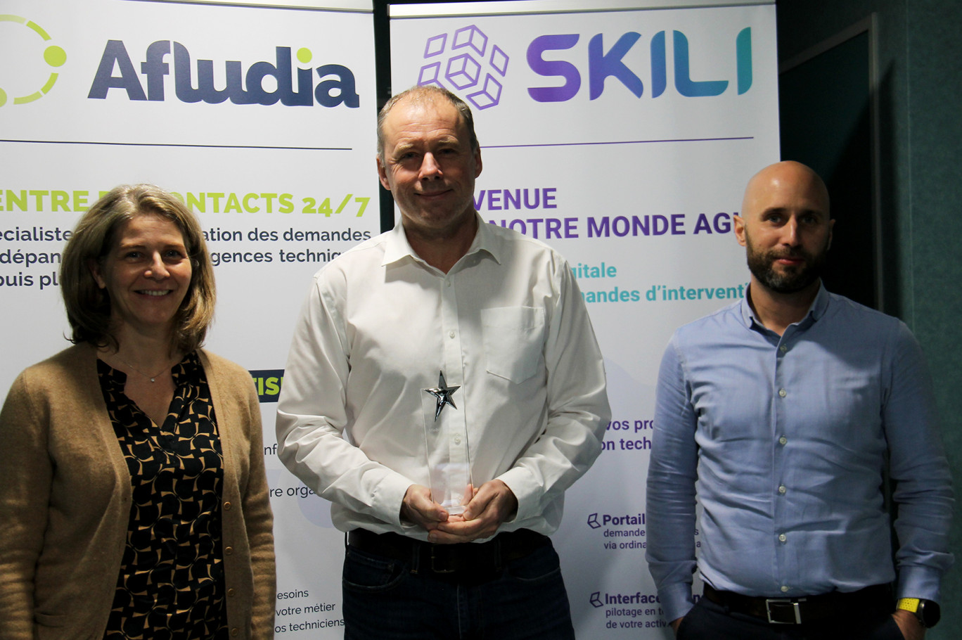 «Ce prix est une reconnaissance car nous sommes nouveau sur ce marché», assure Luc Allard (au centre), le pilote d’Afludia qui vient de recevoir le prix de la «Meilleure solution métiers de terrain» au dernier salon Mobility for Business à Paris.