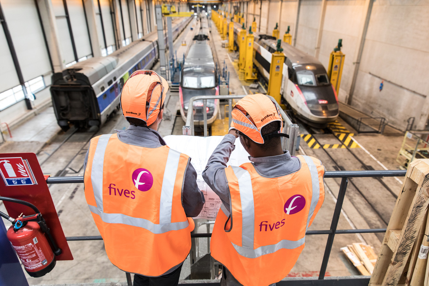 Deux collaborateurs au sein de Fives maintenance.