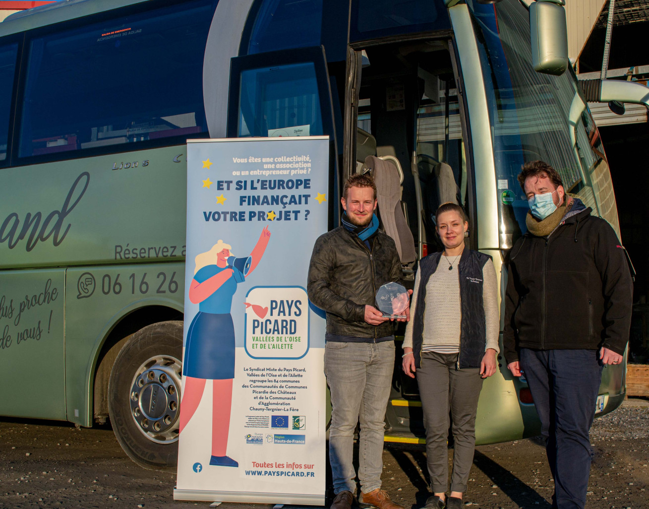 (de g. à d.) Anthony Doualle, Marylise Lemoine, Yannick Hedou-Beillard, animateur Leader - groupe d’Action locale Pays Picard, qui a accompagné le projet. ©Pays Picard - Vallées de l'Oise et de l'Ailette