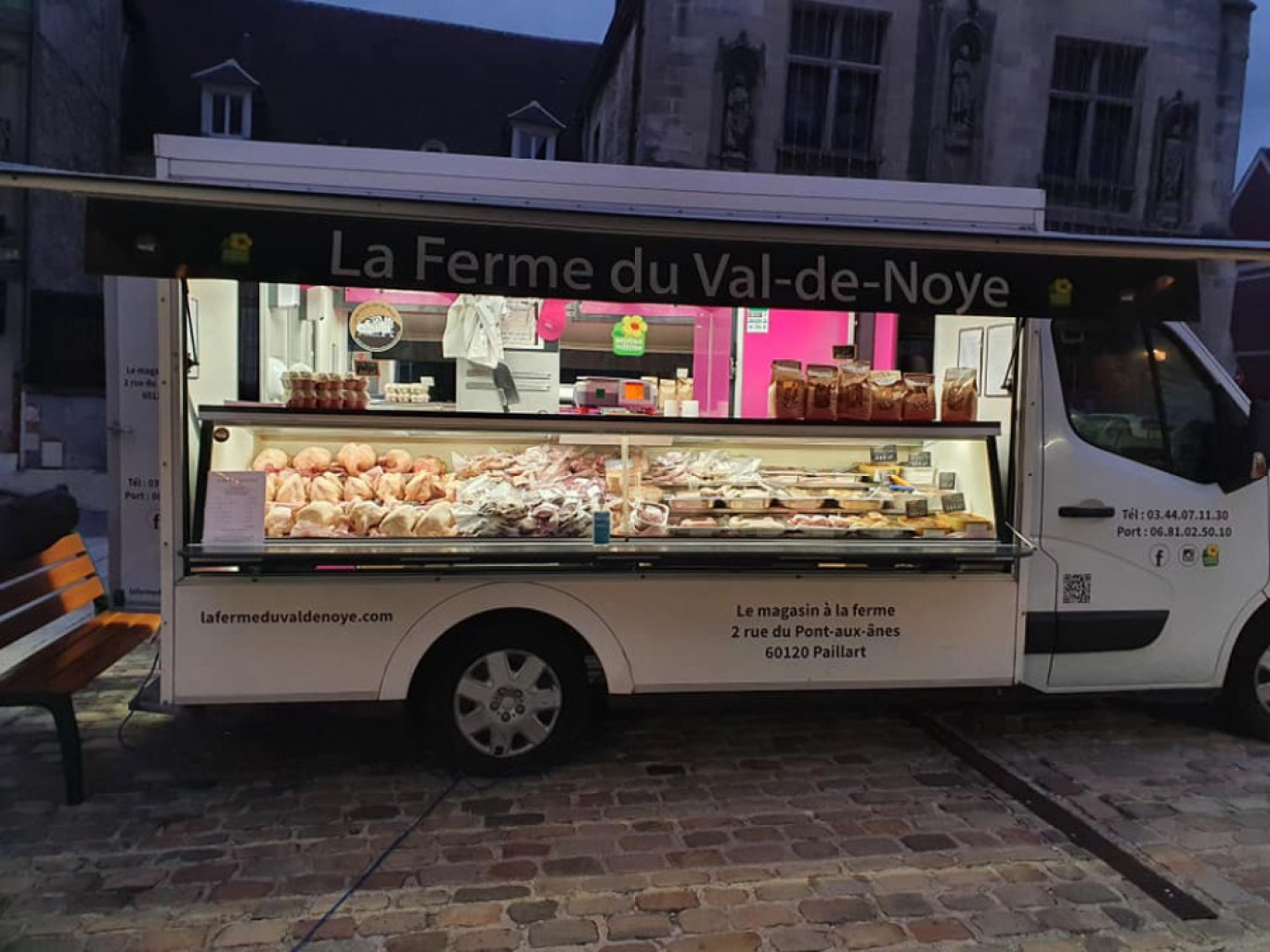 Vente sur l’exploitation, à la boutique et dans un distributeur automatique, sur des marchés, en amap… l’agricultrice multiplie les lieux de vente et le temps sur la route. (c) Ferme du Val-de-Noye