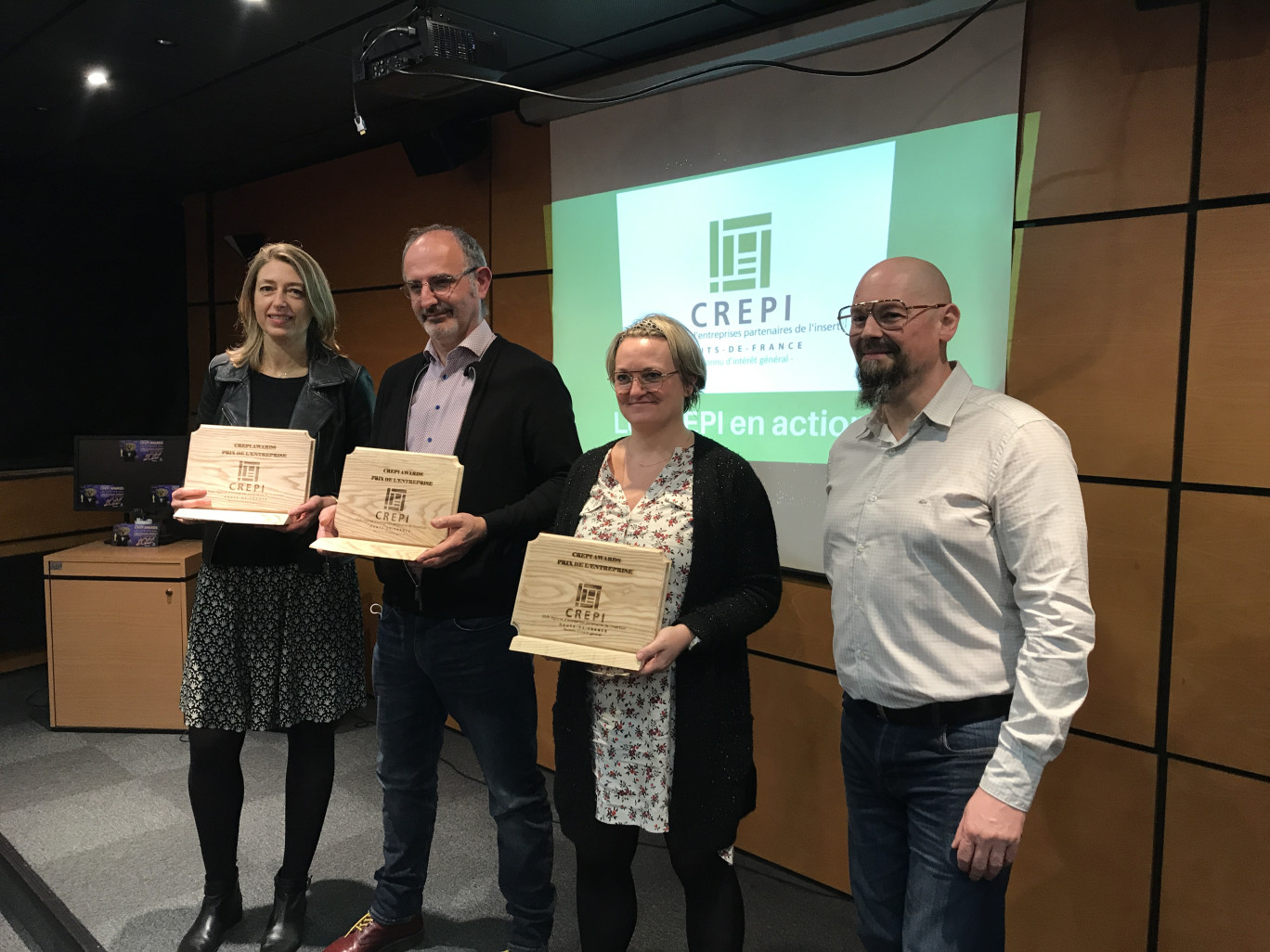 Lauréats des CREPI Awards 2022 : Marie Cornillon, directrice générale déléguée de Sia Habitat, Benoit Galy, directeur d'Onet Logistique de Rouvignies, Stéphanie Demeyer, RRH, et Olivier Fosse, chargé de recrutement de Sitel Wasquehal.
