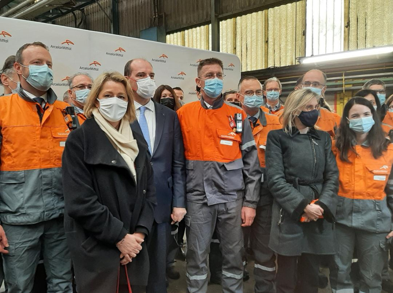 Le Premier ministre, Jean Castex, à l'issue de sa visite d'ArcelorMittal, entouré de Barbara Pompili, ministre de la Transition écologique et d'Agnès Pannier-Runacher, ministre de l'Industrie.