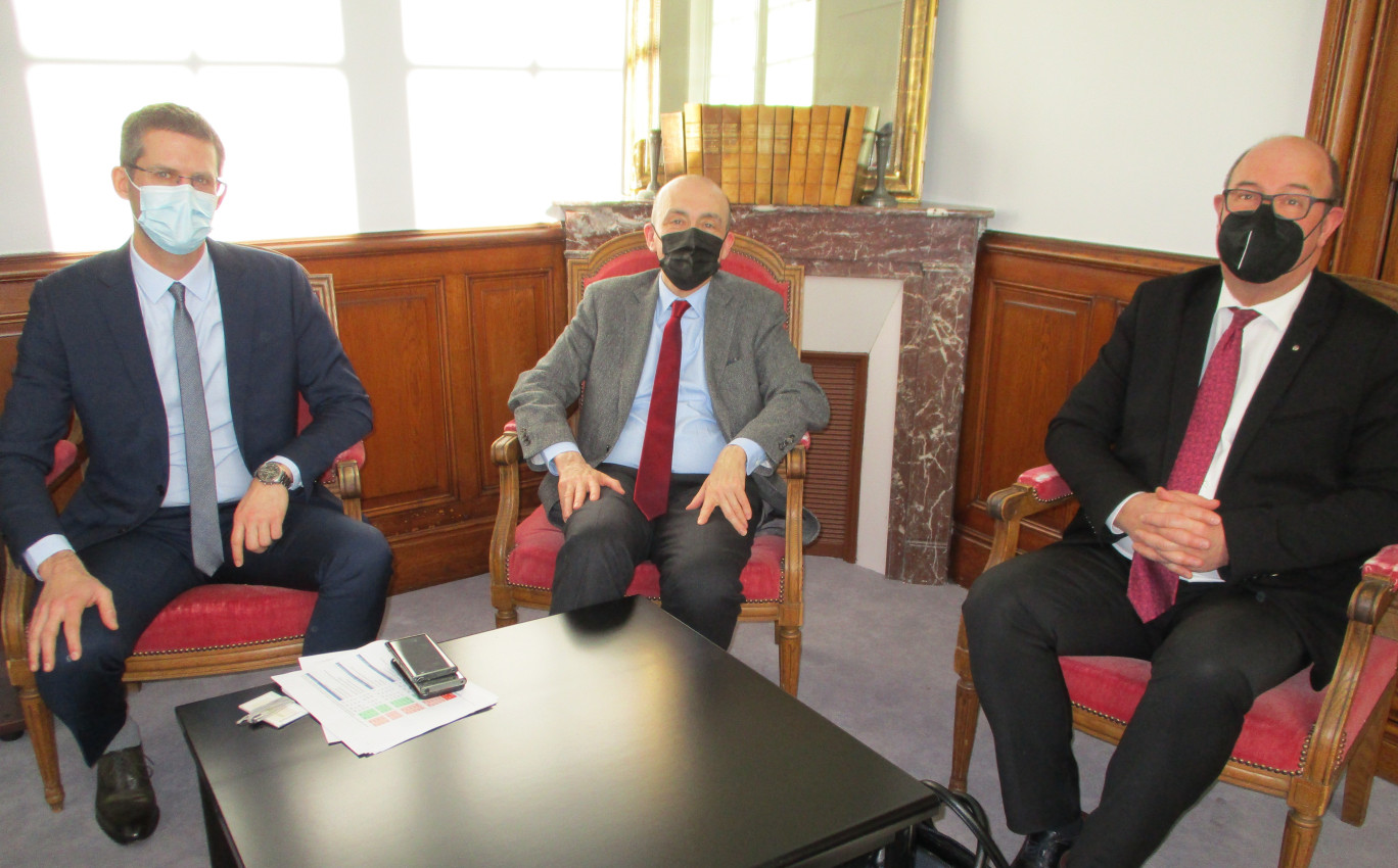 Le président de la juridiction, Olivier Michelet (au centre),avec à sa gauche le procureur, Cédric Logelin et le bâtonnier, Christophe Donnette, ont présenté ensemble le bilan « de la vie » de la juridiction.