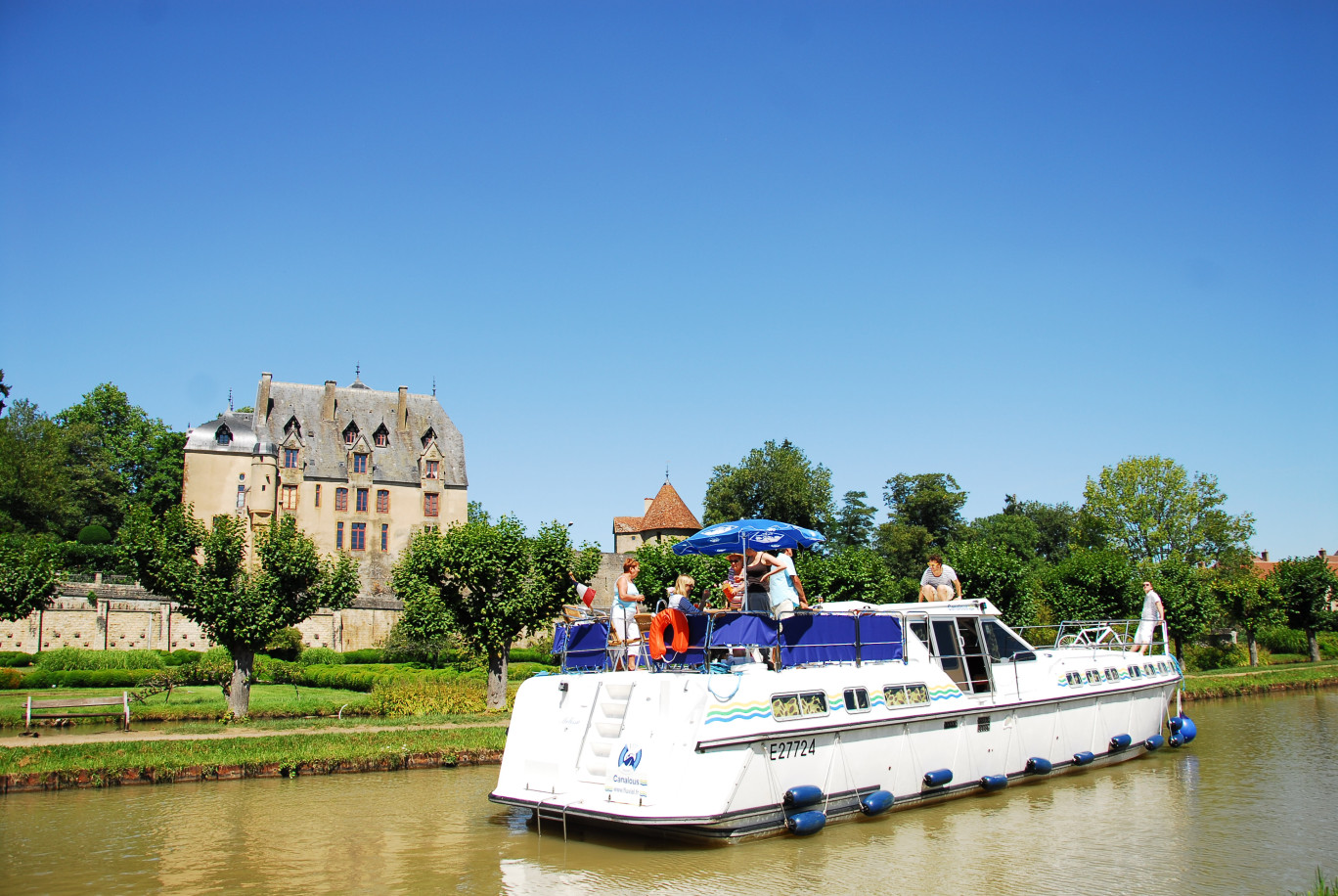 Depuis 40 ans, les Canalous conçoivent, construisent et louent des bateaux qui naviguent sur les canaux de France et d’Europe. (© Les Canalous)