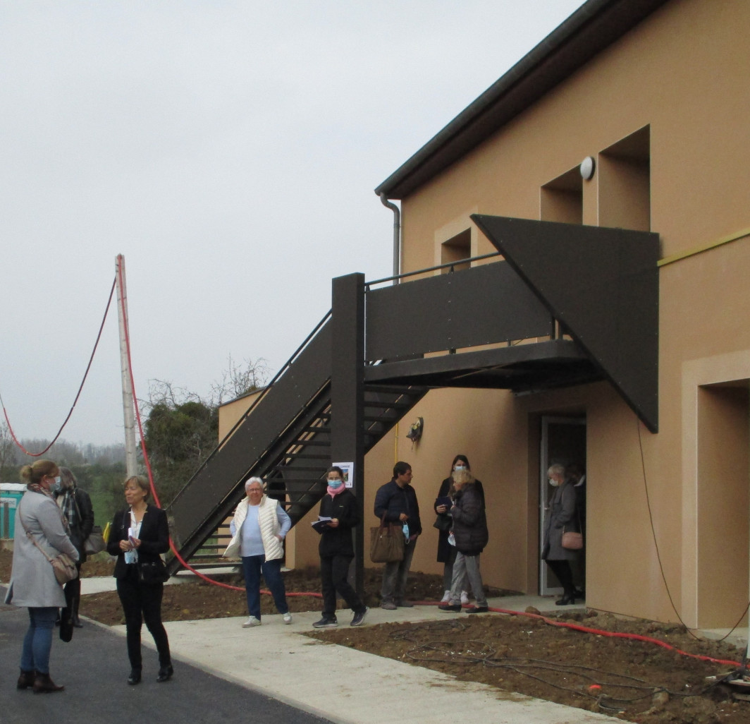 La salle commune a été aménagée au rez-de-chaussée de la Maison centrale où logera également la personne en charge du gardiennage de la résidence.