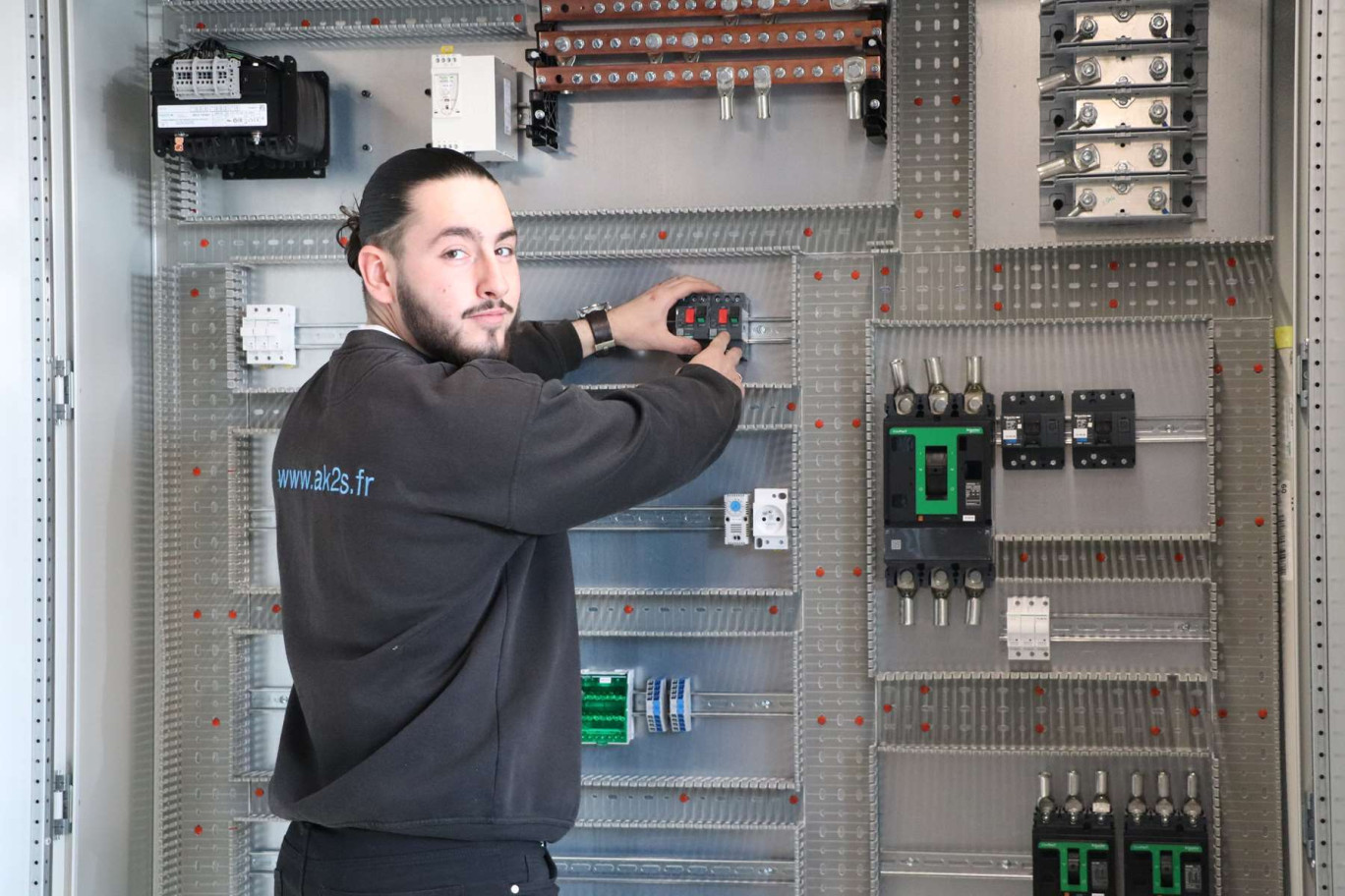 L'entreprise est aussi spécialisée dans les armoires électriques