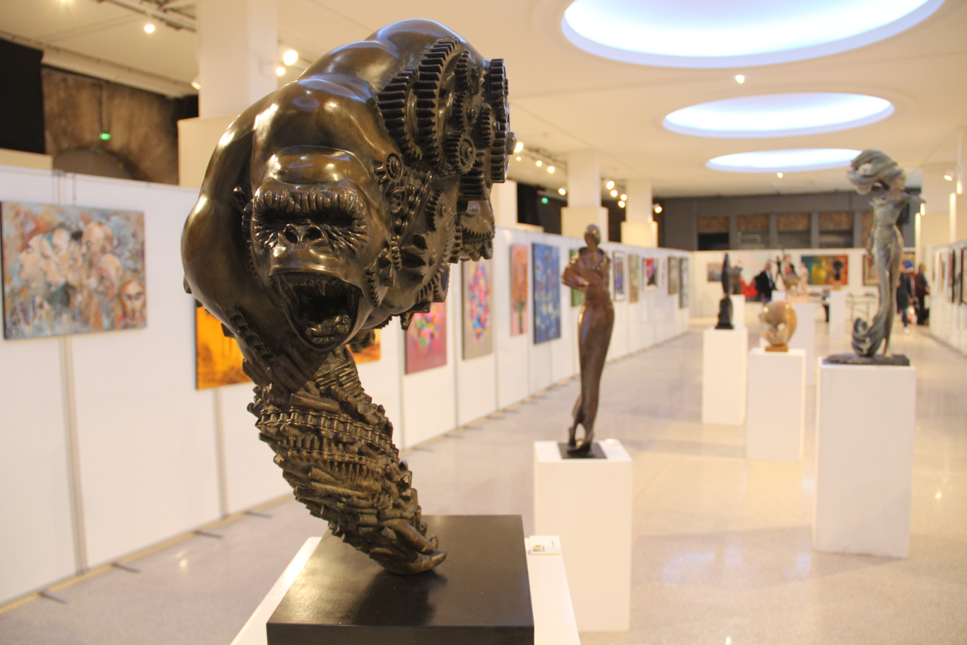 Sculptures, peintures, photographies et subligraphes, dans des styles extrêmement variés, sont exposés durant près d’un mois. (© Aletheia Press / L. Bremont)