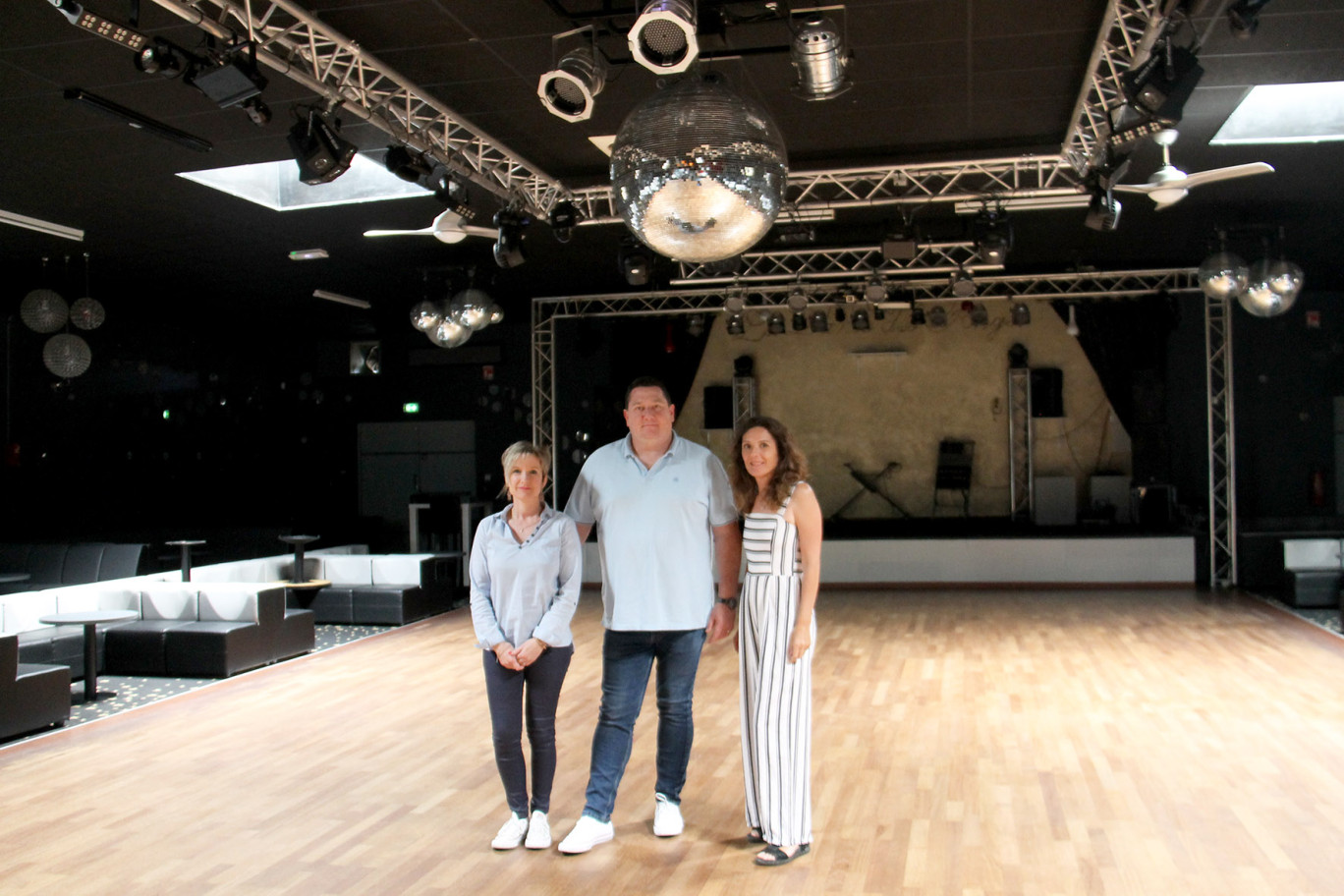 Anouck Eve (à droite) vient de reprendre La Danse des Anges à Allain. Épaulée par Florence Clerc et Renald Magnien, à la direction de la discothèque, elle entend développer l’activité événementielle à destination des professionnels.