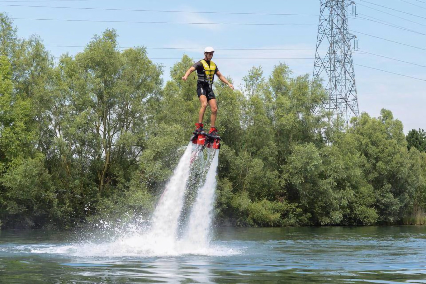 Le temps de 20 minutes, envolez-vous sur le flyboard de Pure Sensation à Pontpoint. Réservation à faire en ligne ou par téléphone. (© Pure Sensation)