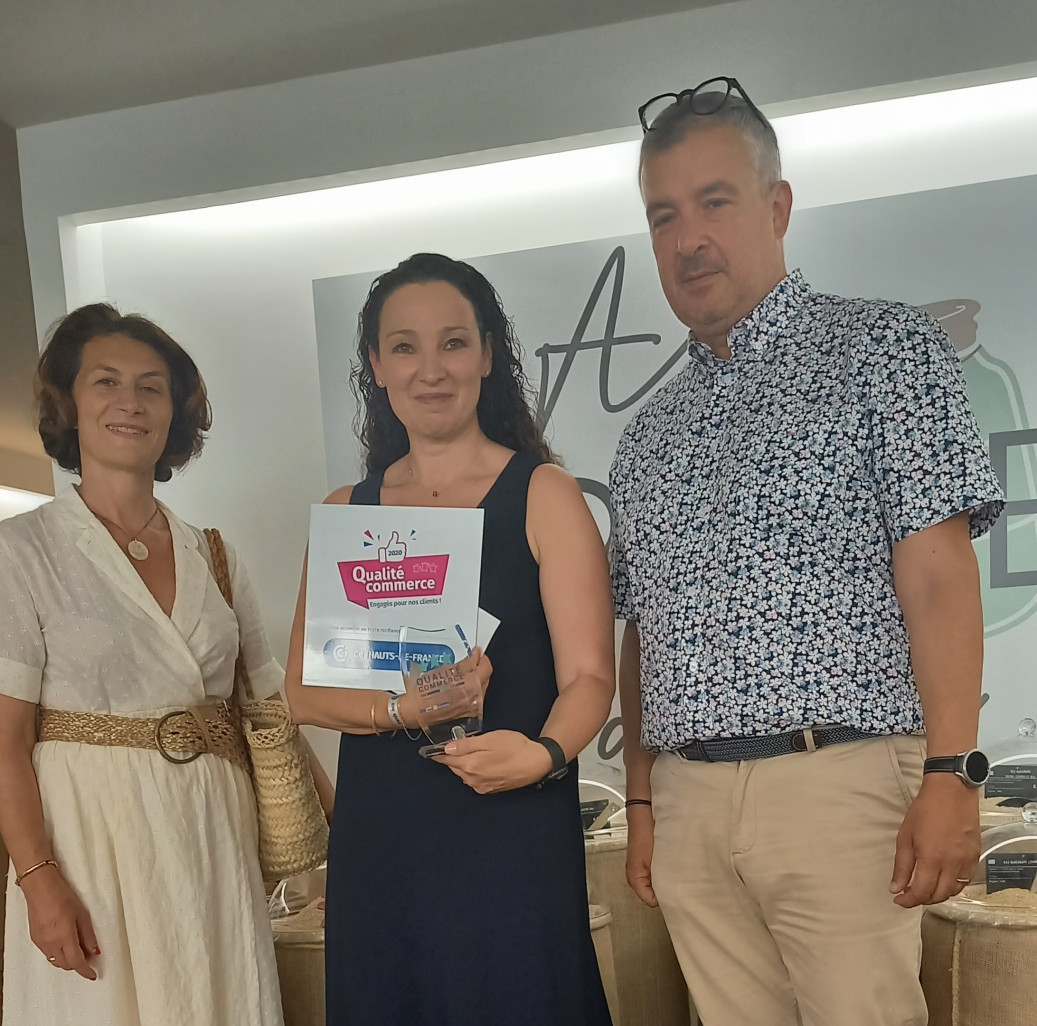 Le19 juillet, Laurence Simon (au centre) a reçu le label Qualité Commerce en présence de Pascale Loiseleur, maire de Senlis et Philippe Bernard, président de la CCI Oise.
