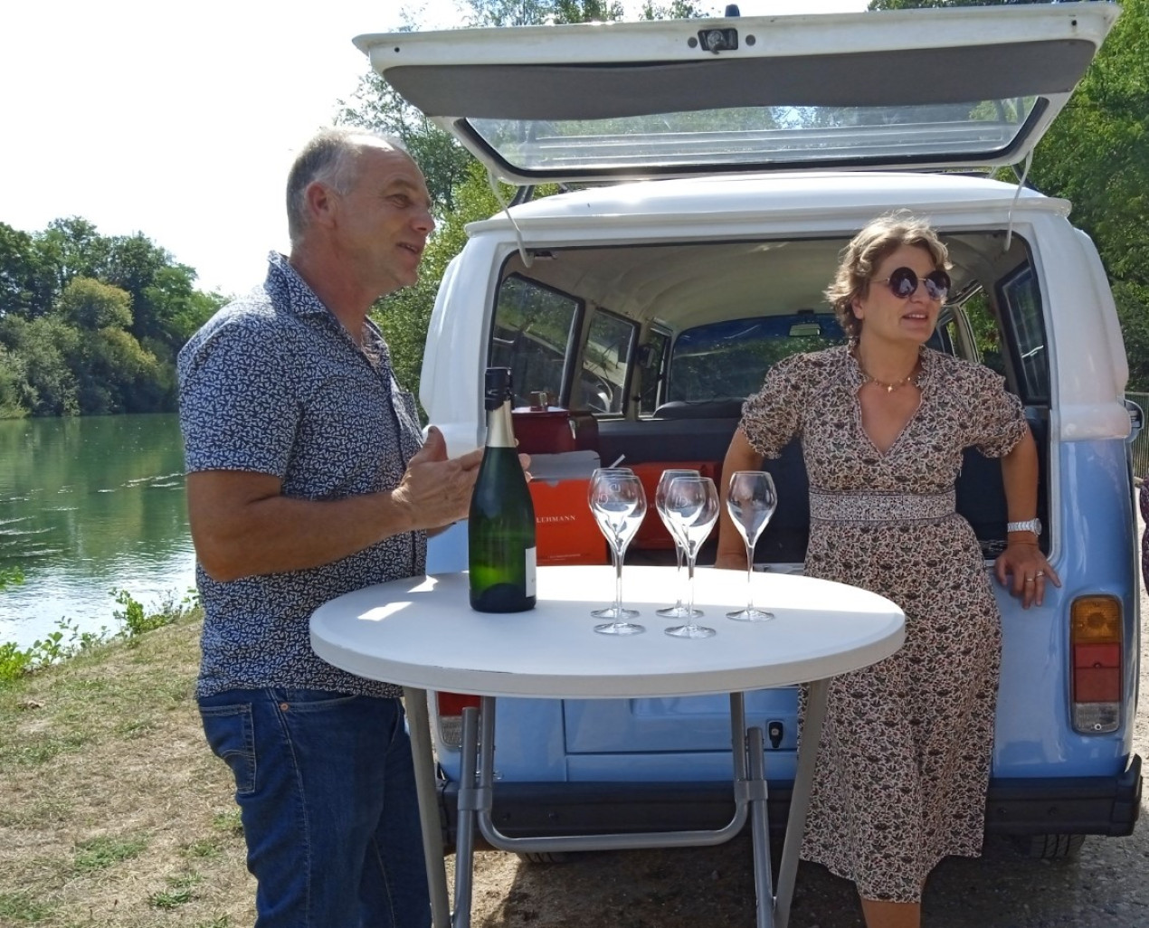 Éric Lévêque a choisi de faire découvrir le vignoble et la Vallée de la Marne à bord de son combi Volkswagen.