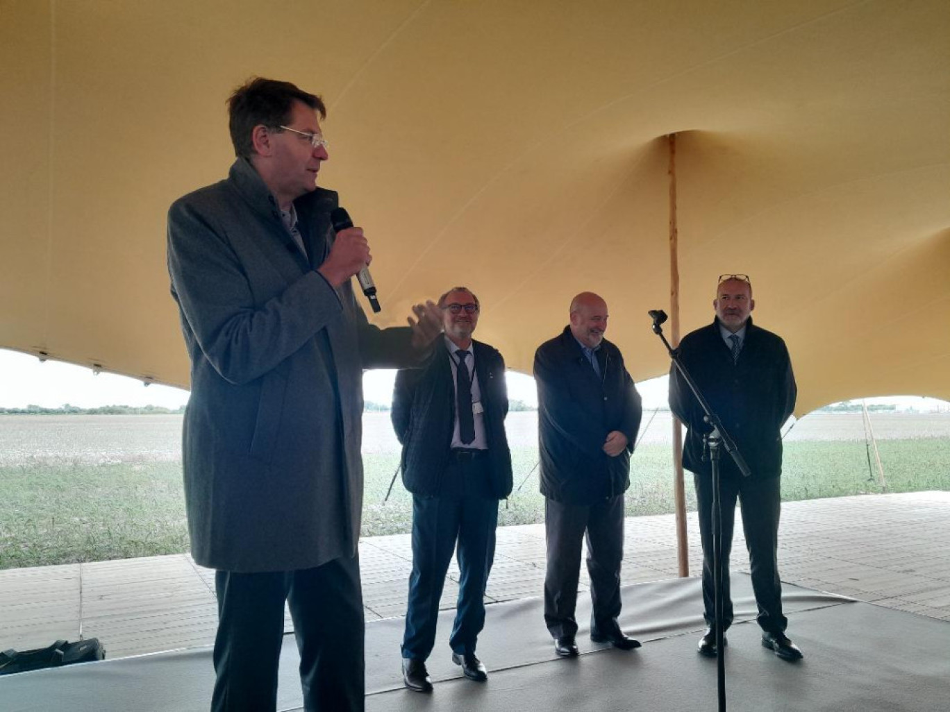 En préambule du "Norlink Day", les participants se sont rendus à Bourbourg sur le terrain, vide pour le moment, où va s'implanter l'usine de batteries Verkor à l'horizon 2025. Ils ont été accueillis par le maire de Dunkerque, Patrice Vergriete, Sylvain Painteau, cofondateur de Verkor, Franck Dhersin, vice-président en charge des transports à la Région, et Maurice Georges, président du directoire du Port de Dunkerque.
