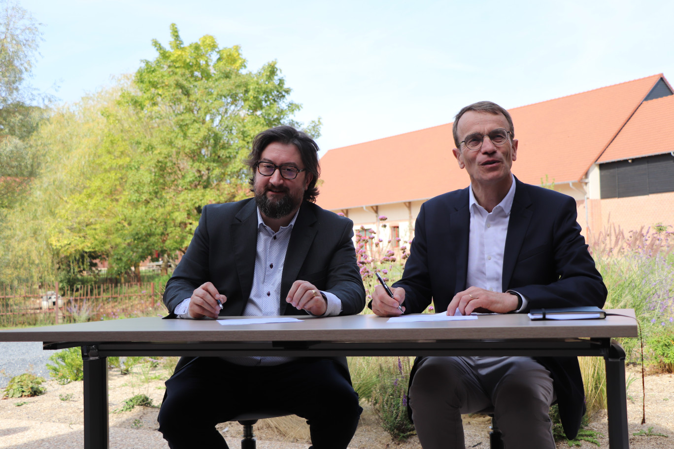 Antoine Belot, directeur des Ressources humaines de Fleury-Michon et Philippe Choquet, Directeur général de l’école d’ingénieurs ont signé un partenariat de recherche et développement. (c)DR