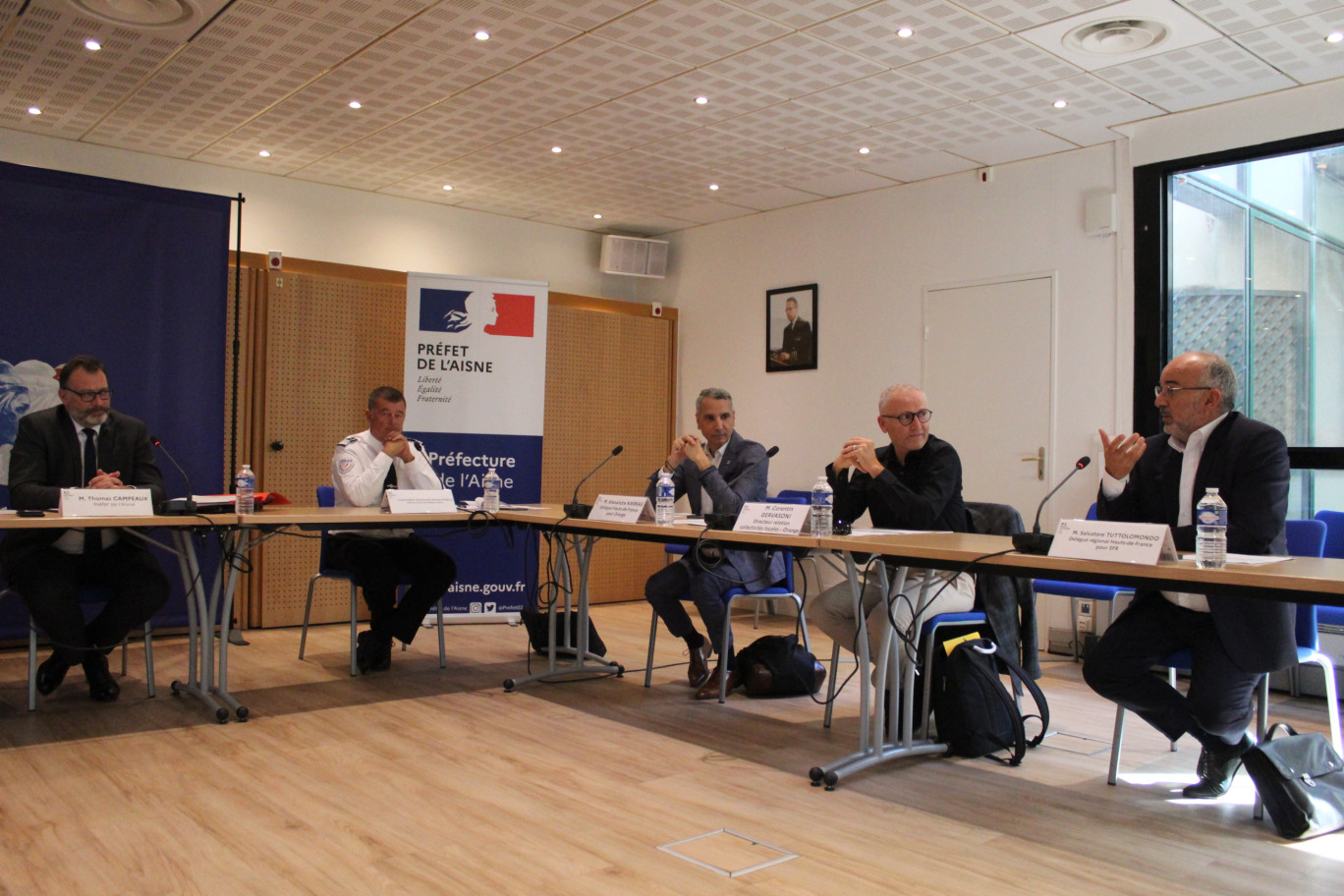 Alexandre Sage, commandant en second du Groupement de gendarmerie de l'Aisne, Benjamin Thierry, directeur de cabinet du préfet, Thomas Campeaux, préfet de l'Aisne, Romain Voiselle, chef de circonscription Police de Château-Thierry, Alexandre Karras et Corentin Gervasoni, délégué Hauts-de-France et directeur des Relations avec les collectivités locales pour Orange.