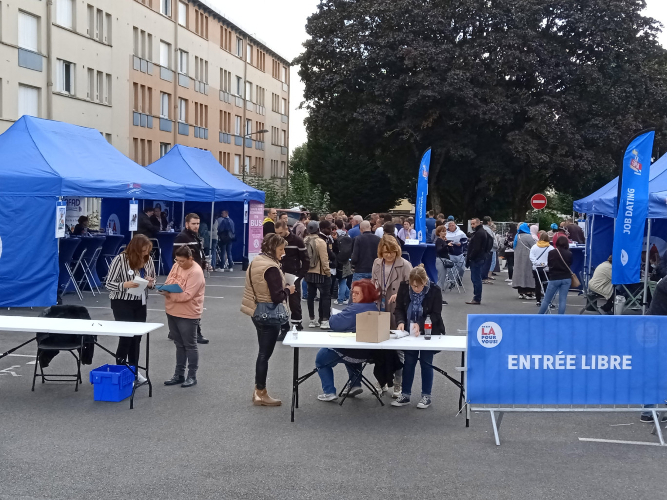 Cette action a été menée par Pôle emploi en partenariat avec les acteurs locaux de la formation et de l’emploi au cœur même du quartier du Vermandois à Saint-Quentin.
